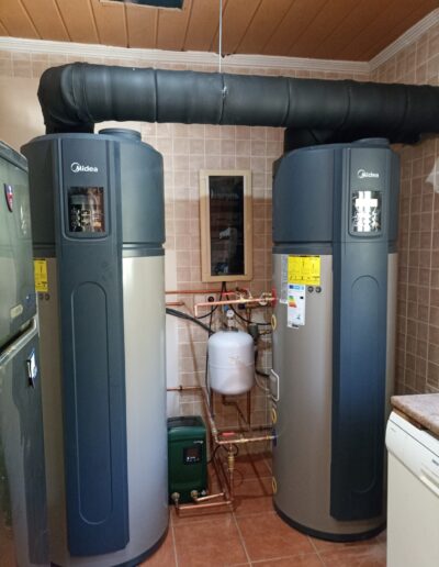 Installation d'aérothermie avec conduit d'air dans un local technique