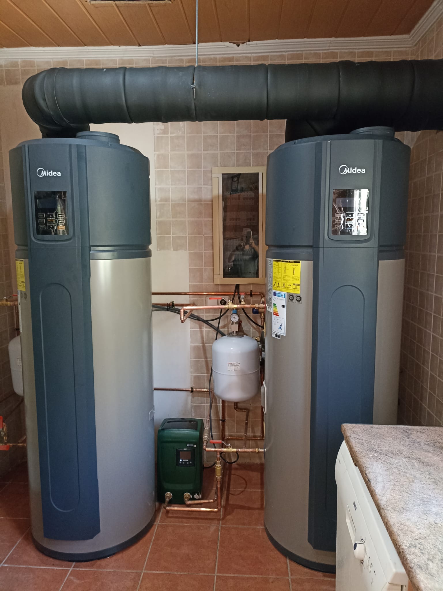Installation de deux pompes à chaleur aérothermiques Midea pour l'ECS Installation de deux pompes à chaleur aérothermiques Midea pour l'ECS