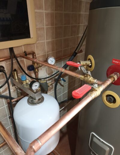 Installation d'aérothermie Midea avec vase d'expansion